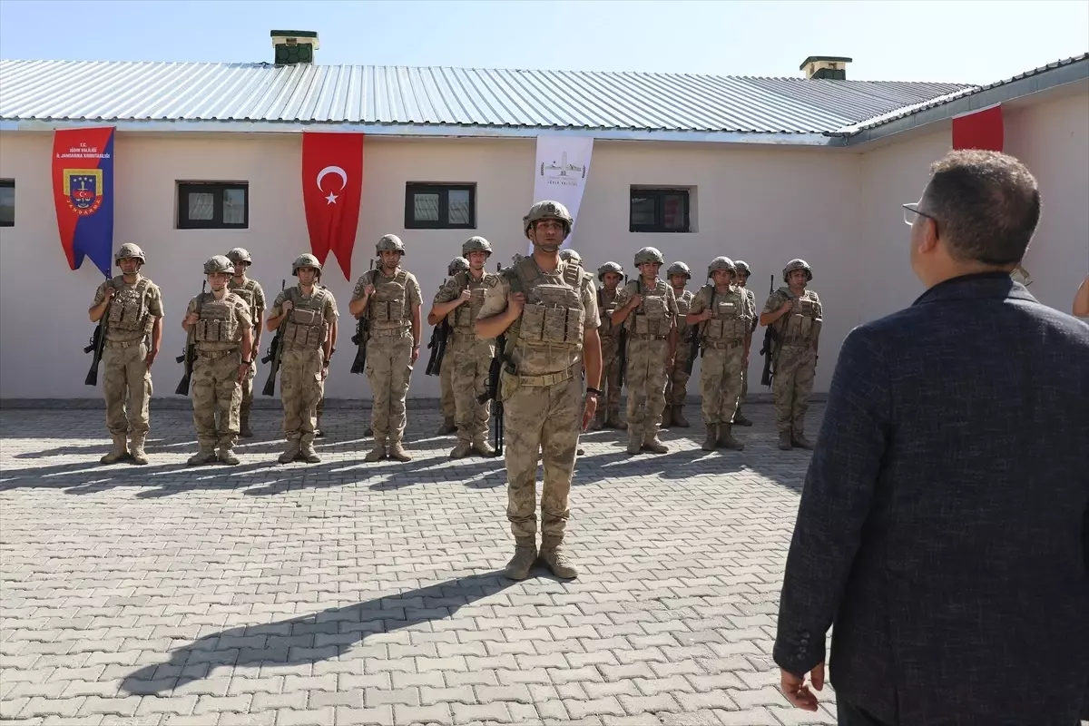 Iğdır Valisi Turan, yenilenen karakolda jandarmayla bir araya geldi