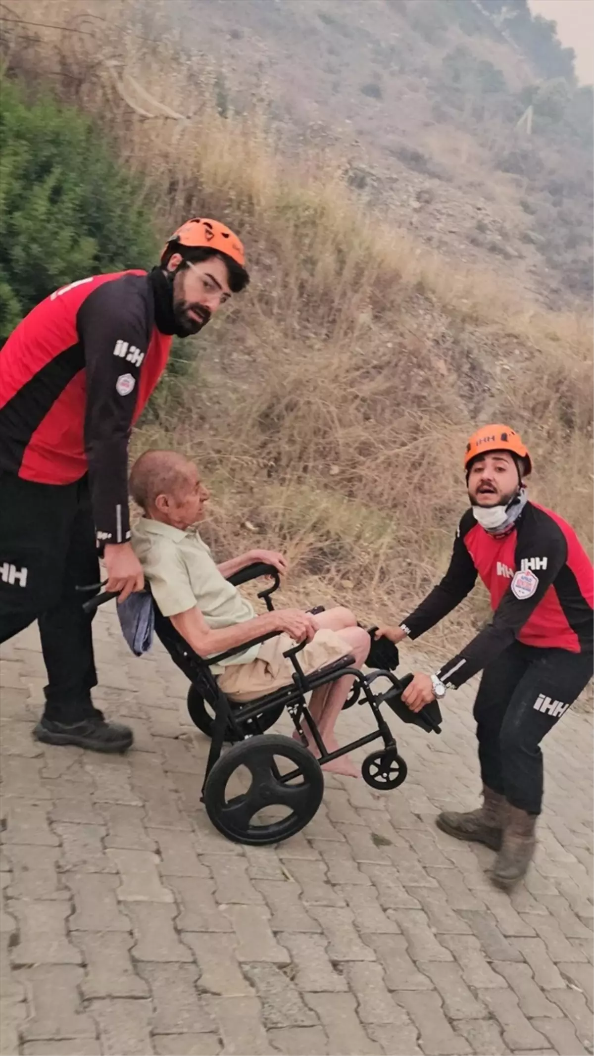 İHH Arama Kurtarma Ekibi, Orman Yangınında Engelli Vatandaşı Kurtardı