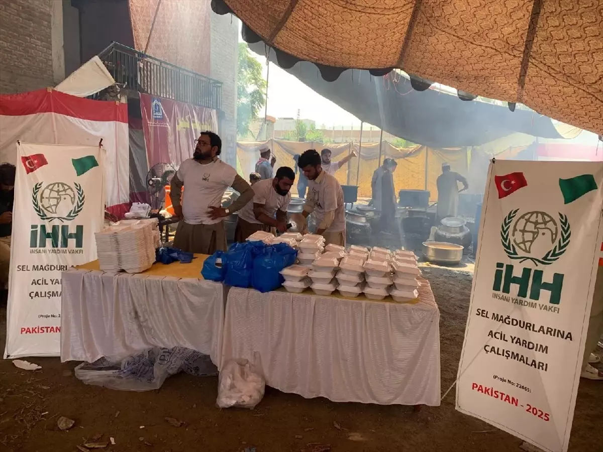 İHH, Pakistan'daki Sel Mağdurlarına Yardım Eli Uzatıyor