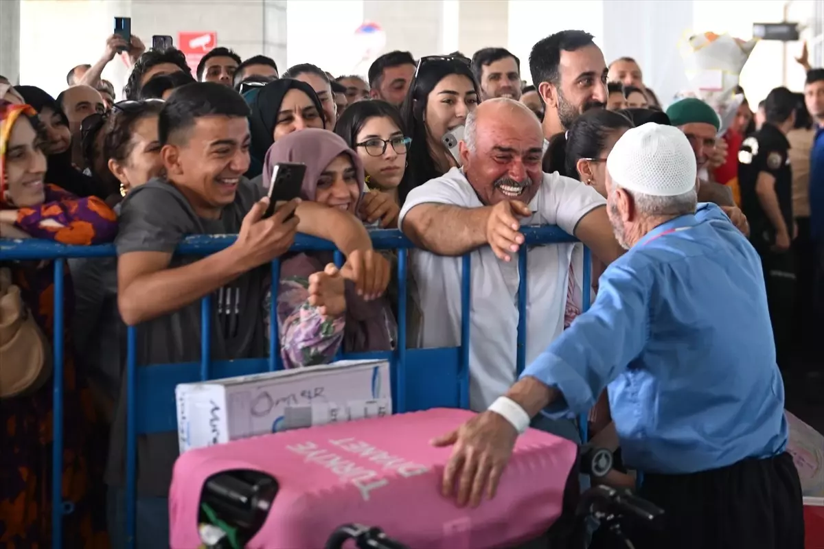 Hac İbadetini Tamamlayan İlk Kafile Gaziantep'e Döndü