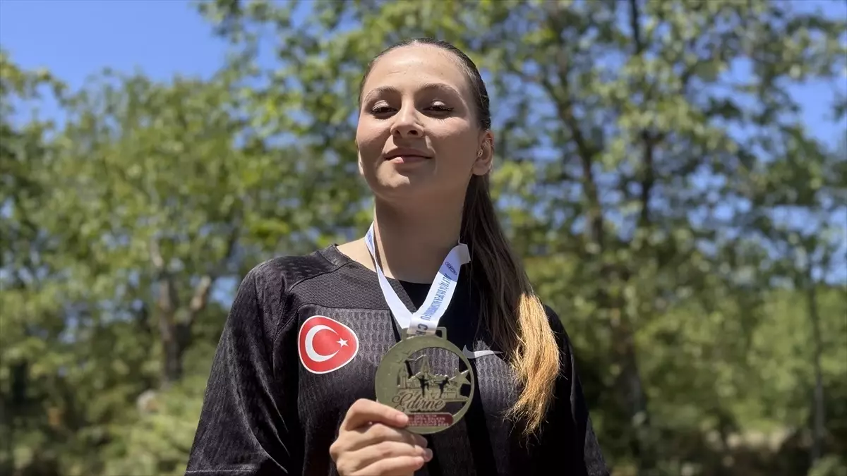 Berrin Tazıcı, Açık Balkan Wushu Kung Fu Şampiyonası'nda Altın Madalya Kazandı