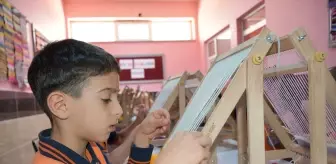 Batman'da Öğrenciler Kilim Dokuma Atölyesi ile Geleneksel Sanatı Öğreniyor