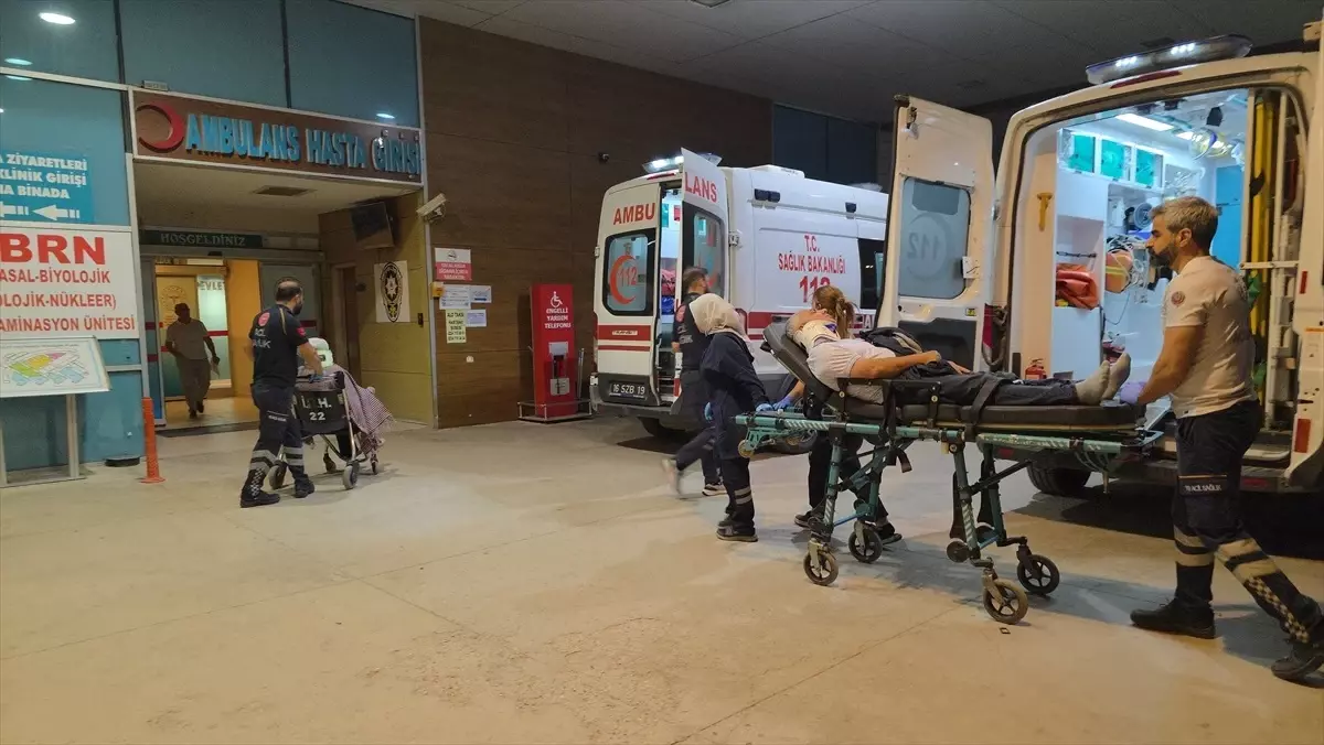 İnegöl'de Otomobil Su Kanalına Devrildi: 2 Yaralı