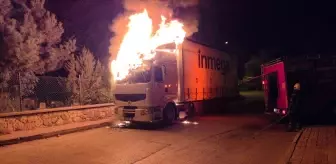 Bursa'da Park Halindeki Kamyon Alev Alev Yandı