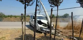 Bursa'da Hafif Ticari Araç Aydınlatma Direğine Çarptı: 1 Yaralı