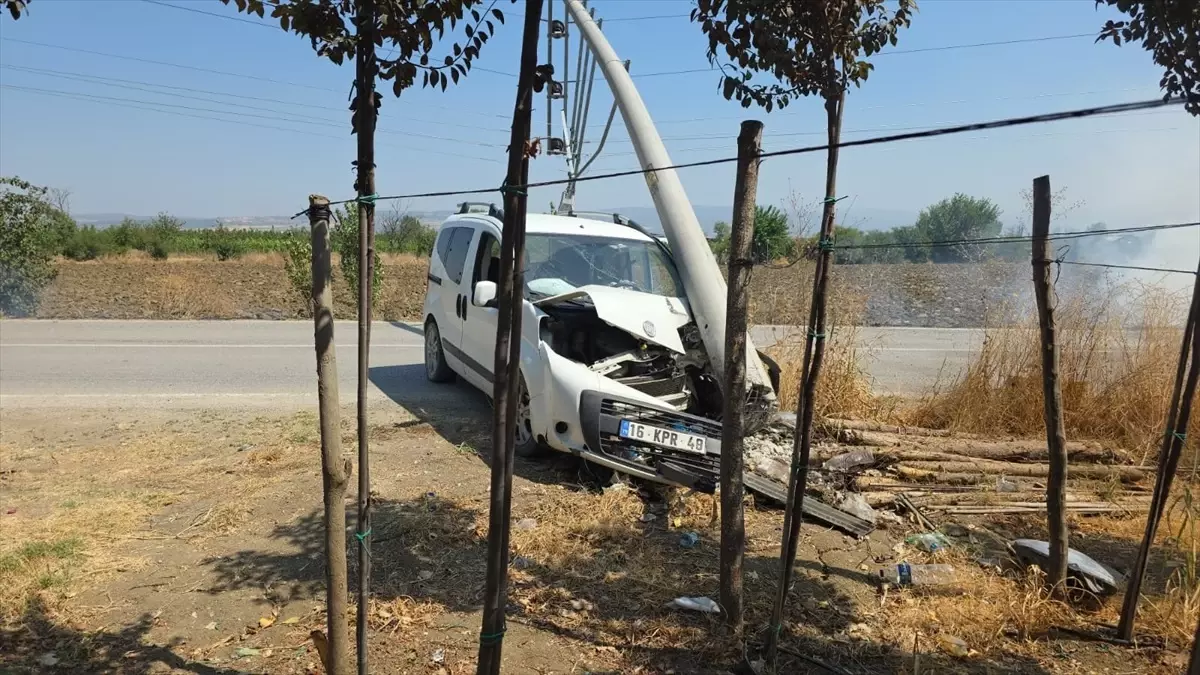 Bursa'da Hafif Ticari Araç Aydınlatma Direğine Çarptı: 1 Yaralı