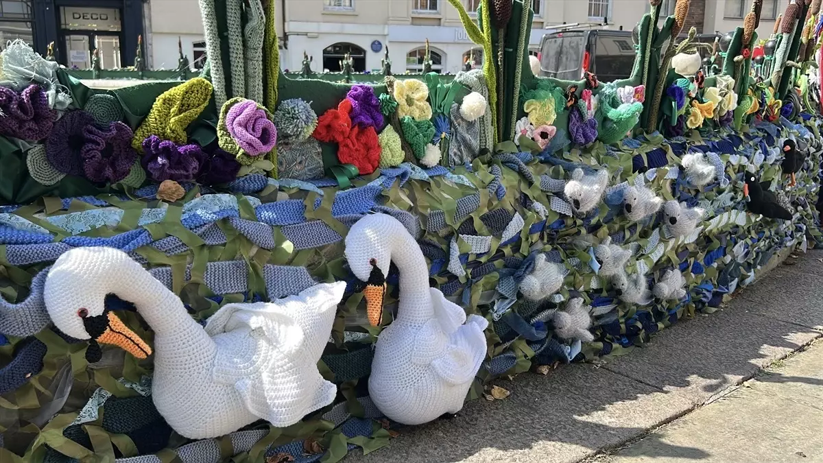 Hertford El İşçileri Gizli Topluluğu, Meydanı Yün Eslerle Donattı