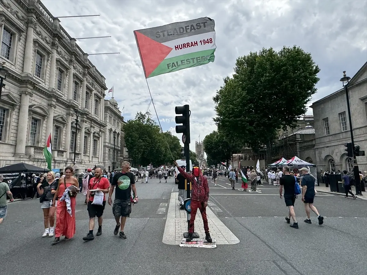 Londra'da Filistin'e Destek Yürüyüşü: On Binler Protesto Etti
