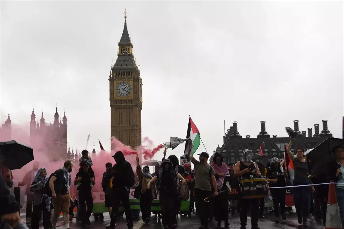 Londra'da On Binlerce Kişi Filistin Destek Eylemi Düzenledi