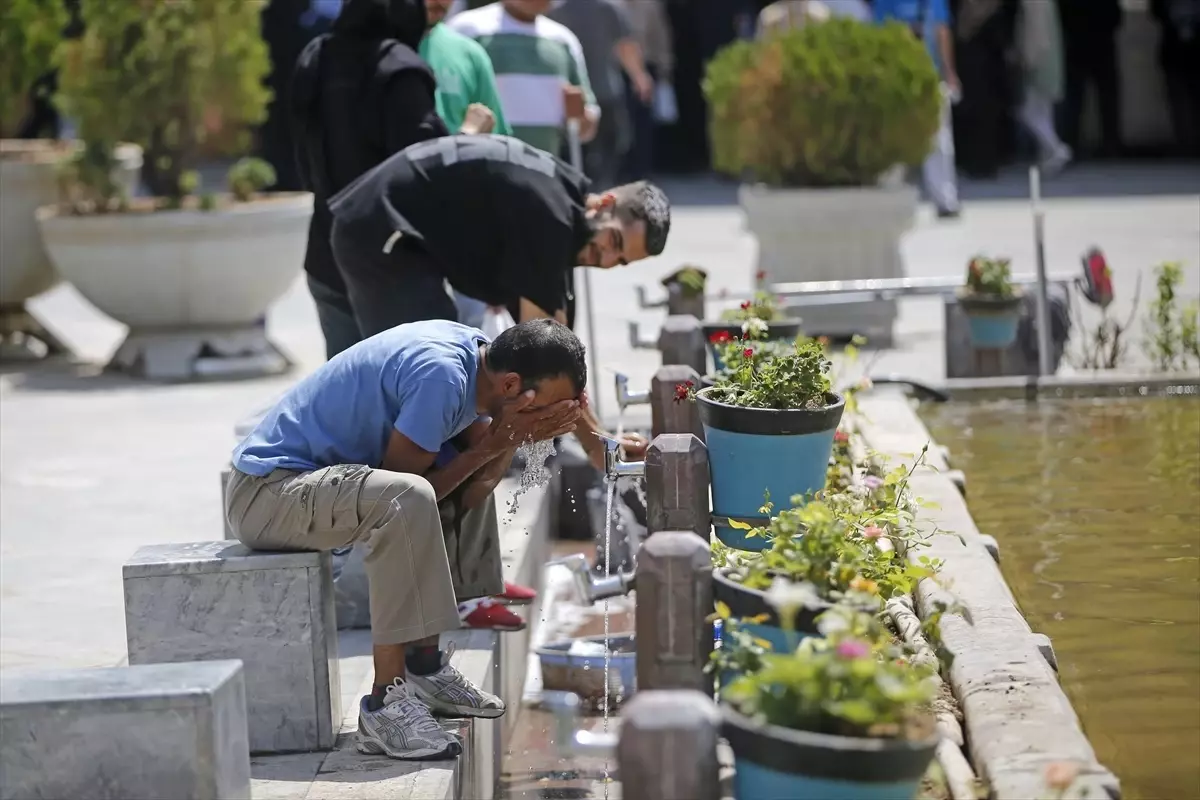 İran'da Aşırı Sıcaklar Nedeniyle Kamu Kurumları Tatil Edildi