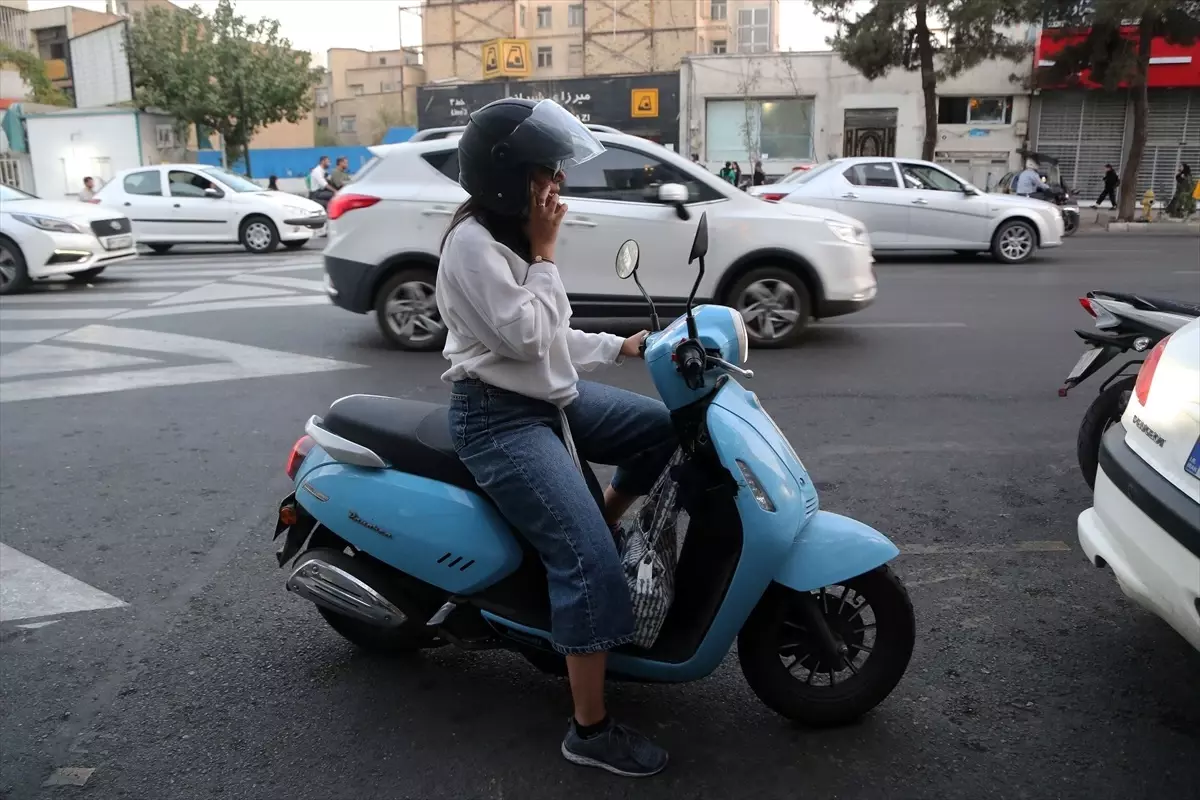 İran'da kadınlar motosiklet ehliyeti almanın önündeki engellerin kalkmasını istiyor