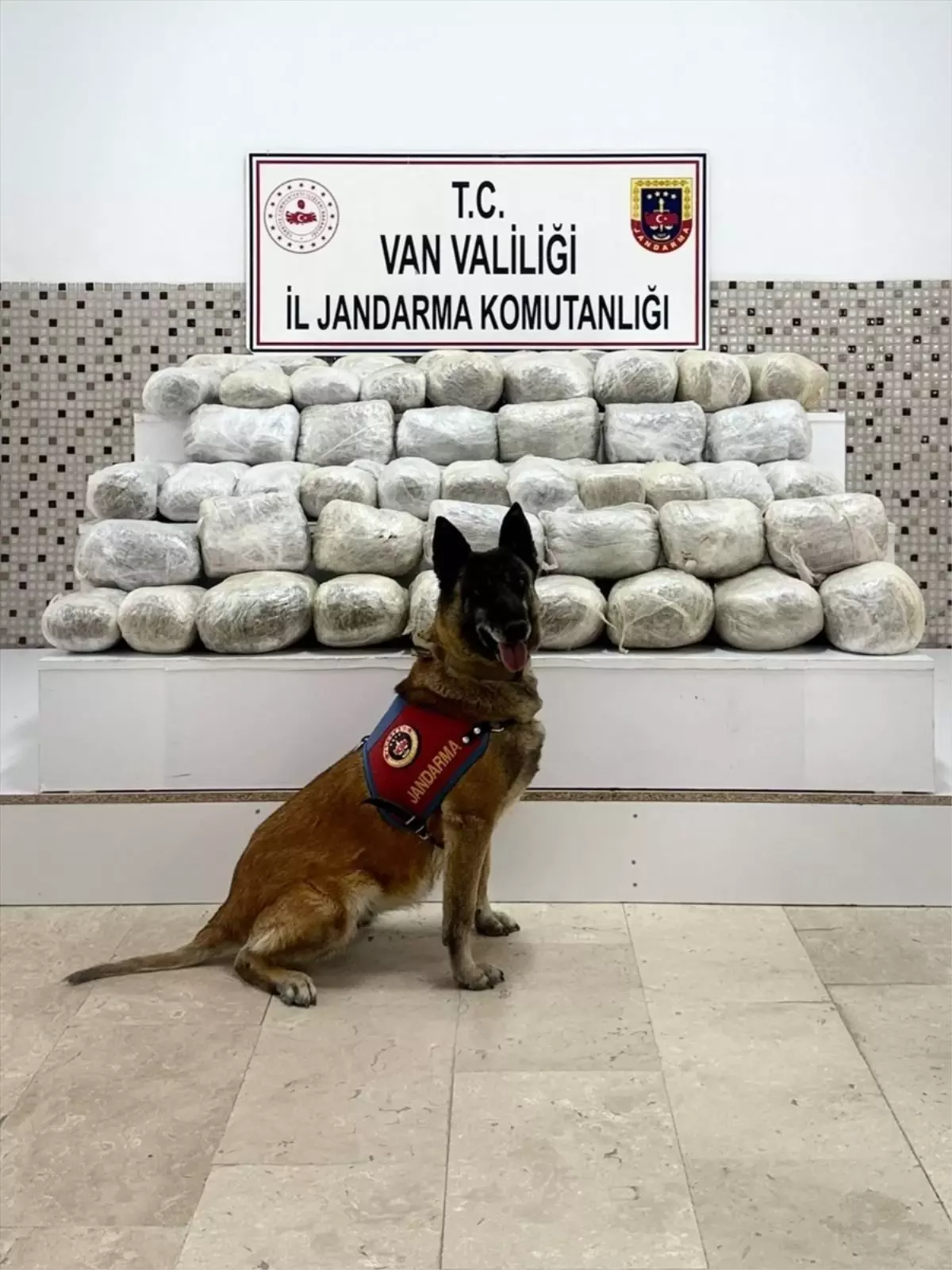 Başkale'de İran'dan Getirilen 97 Kilogram Sentetik Uyuşturucu Ele Geçirildi