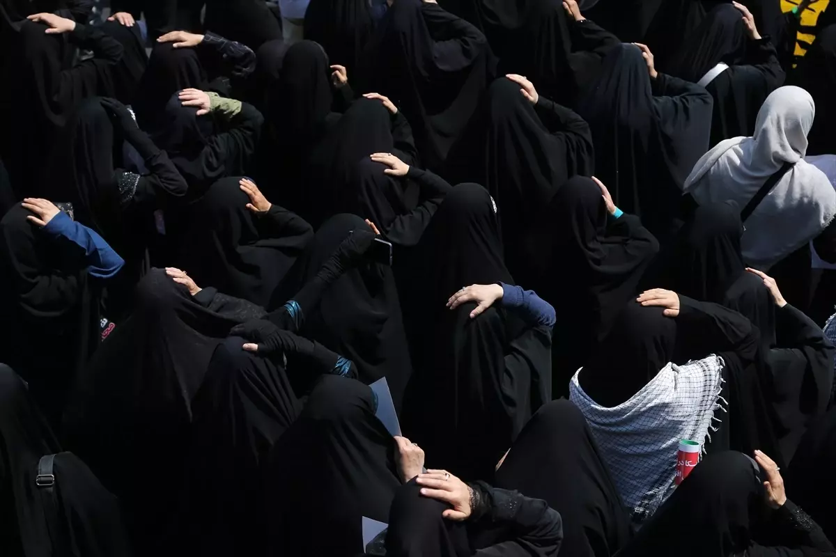 İranlılar İsrail'in Saldırılarına Karşı Yürüyüş Düzenledi