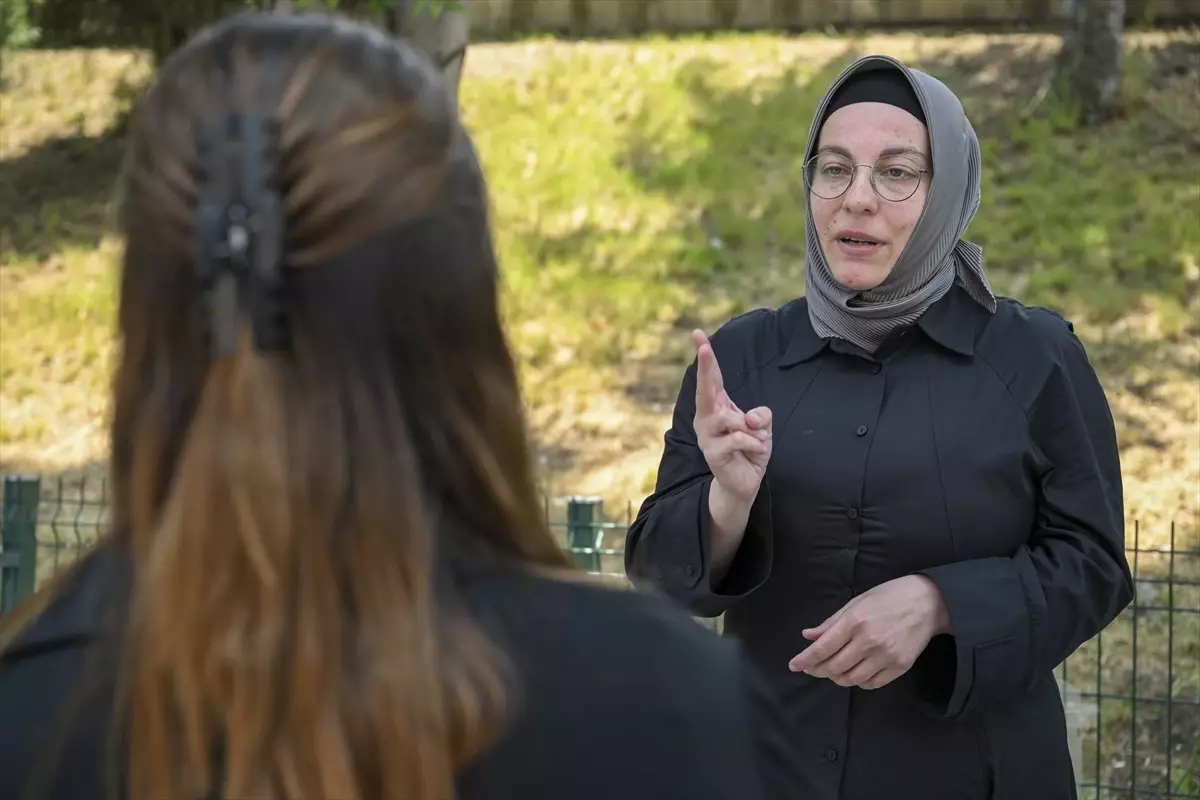 Ankara Adliyesi'nde İşitme Engellilere Köprü Oluyor