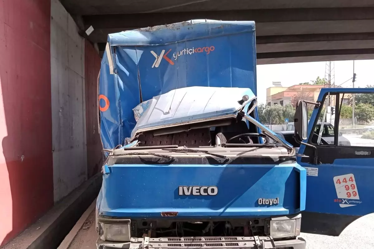 Hatay'da Kargo Kamyonu ile İşçi Servisi Çarpıştı: Sürücü Yaralandı