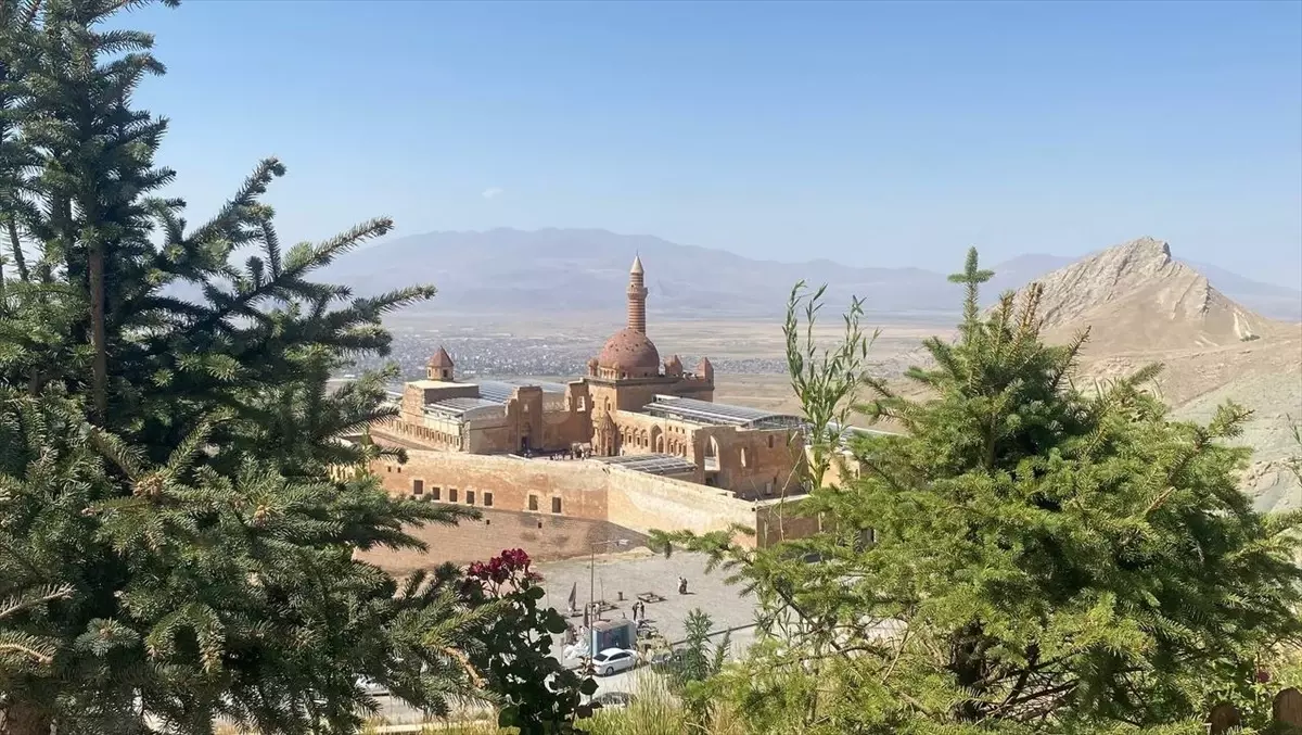 İshak Paşa Sarayı&apos;nda Yaz Döneminde Yoğun Turist Akını