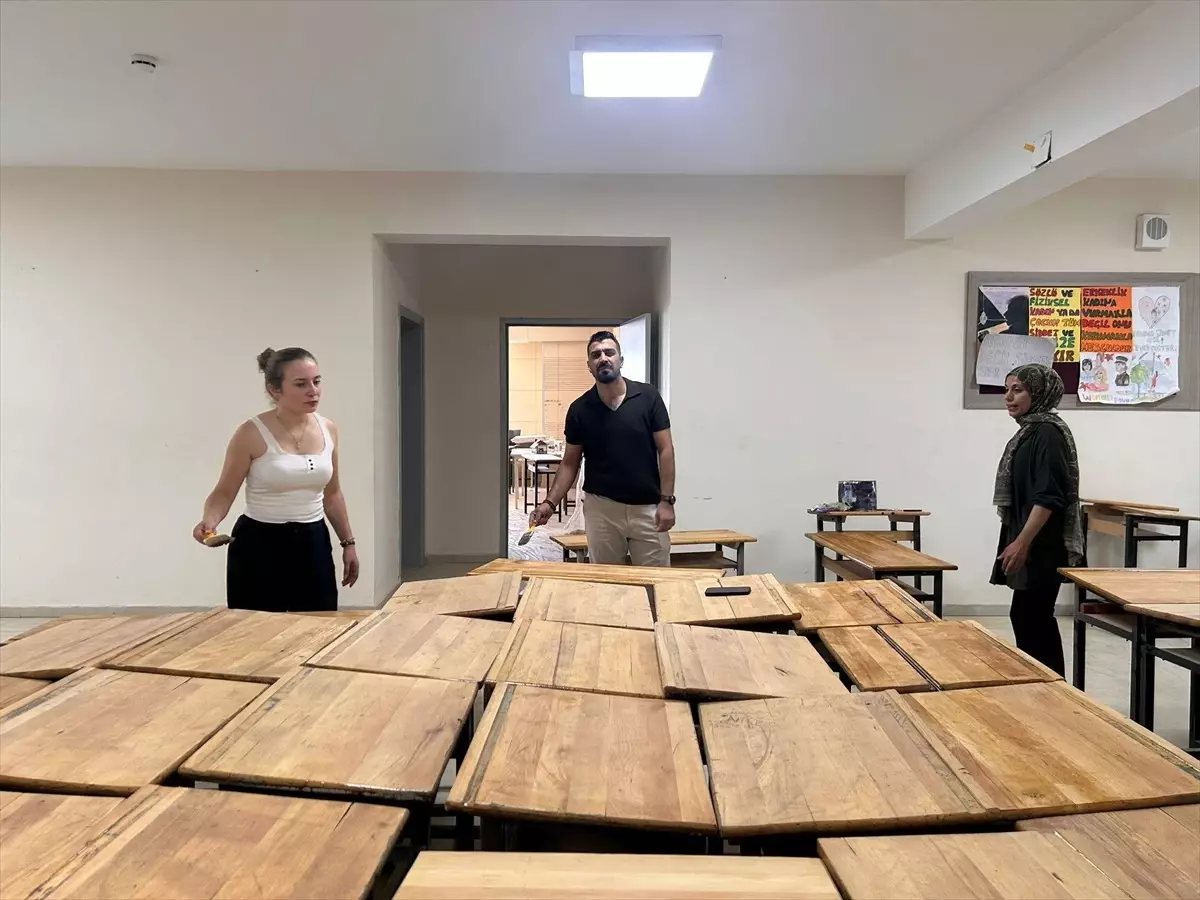 İslahiye'de Boğaziçi Atatürk Anadolu Lisesi'nin Sıraları Yenilendi