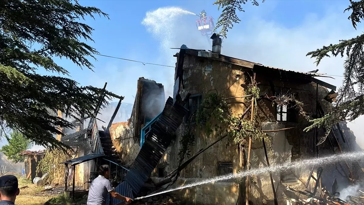 Isparta'da Yangın: İki Katlı Ahşap Ev Küle Döndü
