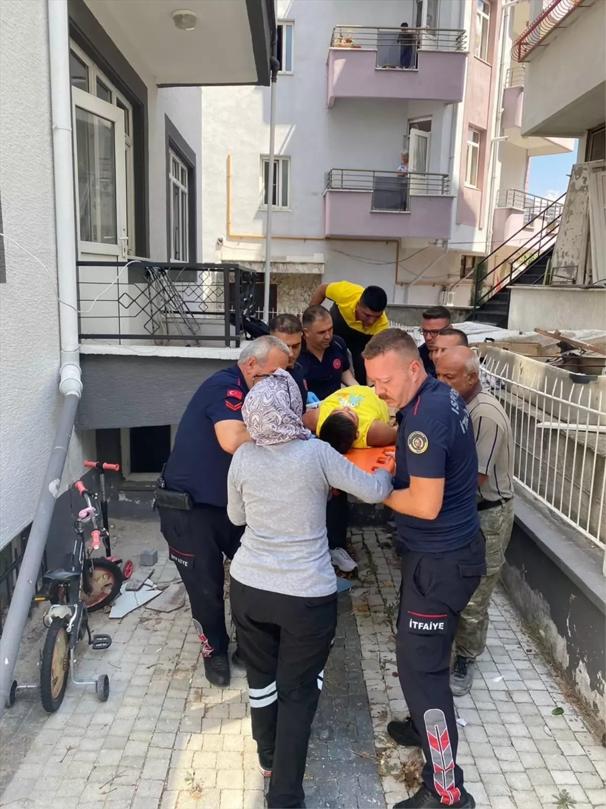 Isparta'da Oyun Sırasında Bacağına Demir Korkuluk Saplanan Çocuk Hastaneye Kaldırıldı
