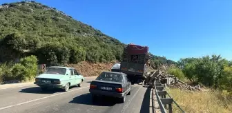 Eğirdir’de Lastiği Patlayan Kamyon Trafiği Aksattı
