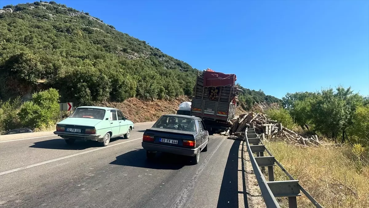 Eğirdir’de Lastiği Patlayan Kamyon Trafiği Aksattı