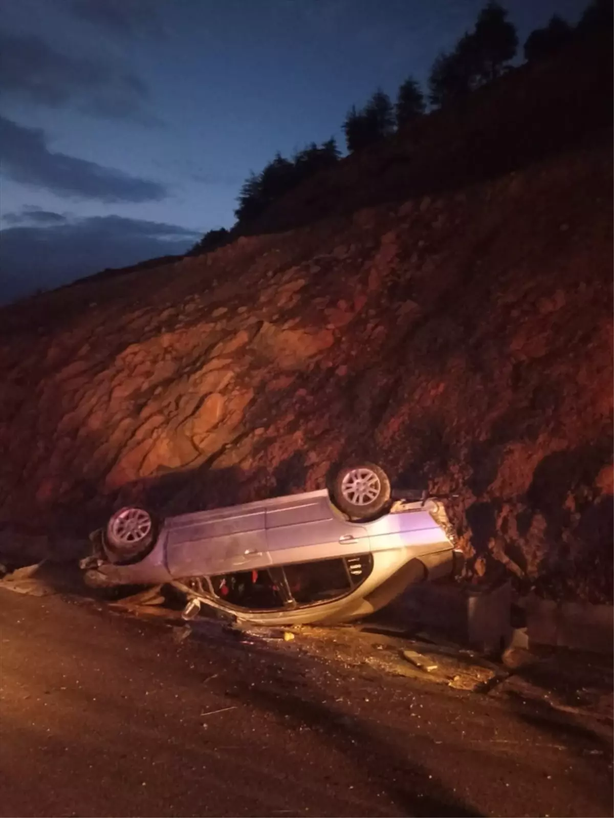 Eğirdir'de Otomobil Şarampole Devrildi: 2 Yaralı