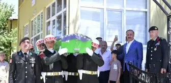 Isparta'da şehit annesinin vasiyetini yerine getiren askerler tabutunu taşıdı
