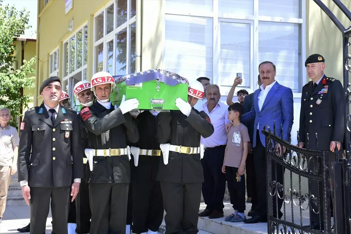 Isparta'da şehit annesinin vasiyetini yerine getiren askerler tabutunu taşıdı