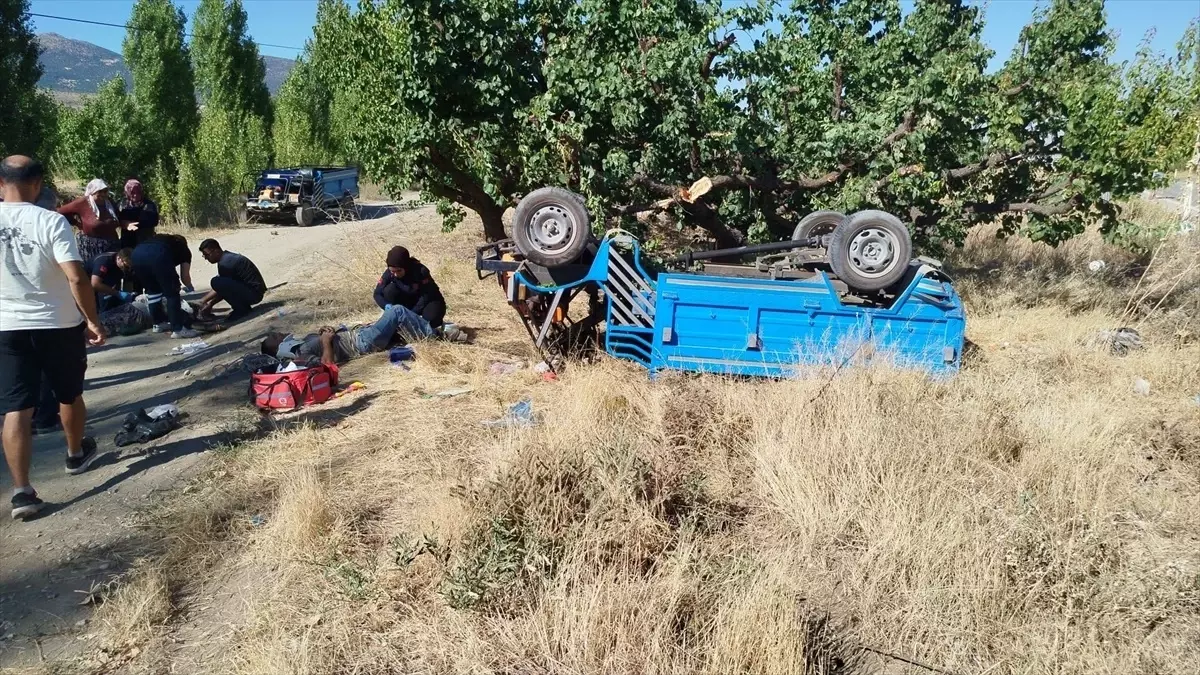 Isparta'da Otomobil ve Tarım Aracı Çarpıştı: 2 Yaralı