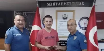 Isparta'da vatandaşın bulup polise teslim ettiği cüzdan sahibine ulaştırıldı