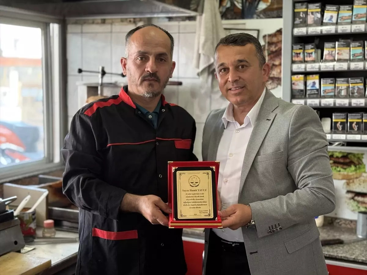30 Yıldır Vergi Ödeyen Esnafa Ödül