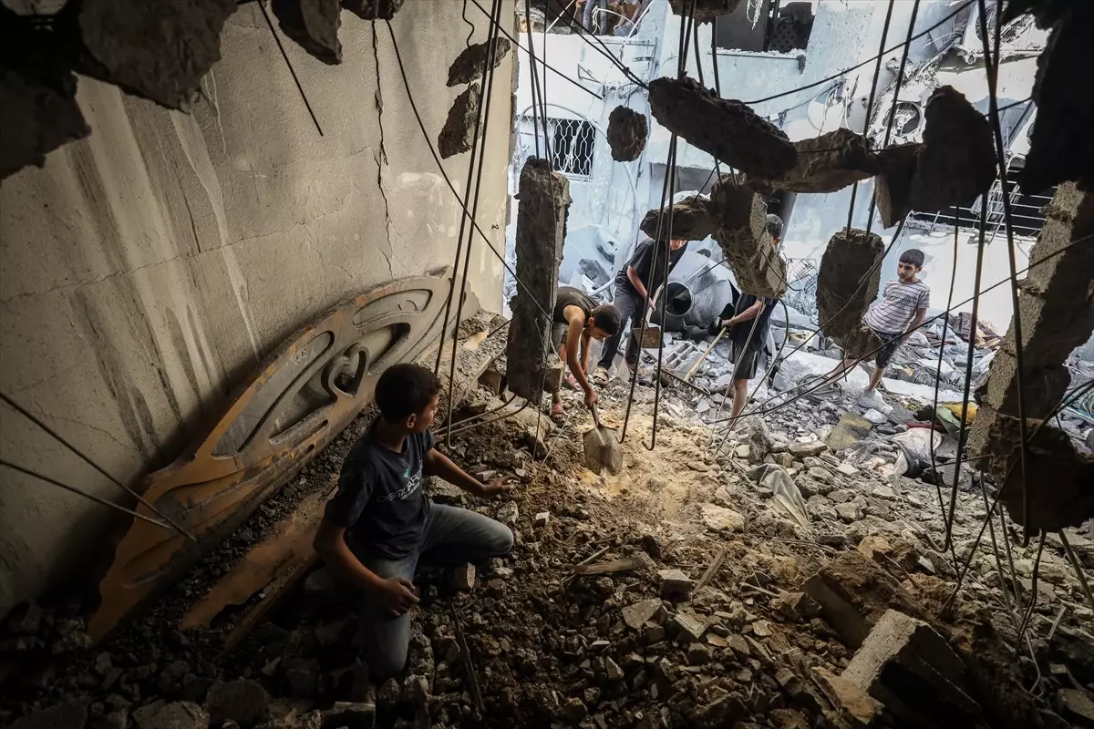 İsrail'in Gazze'ye Düzenlediği Hava Saldırısında 8 Filistinli Hayatını Kaybetti