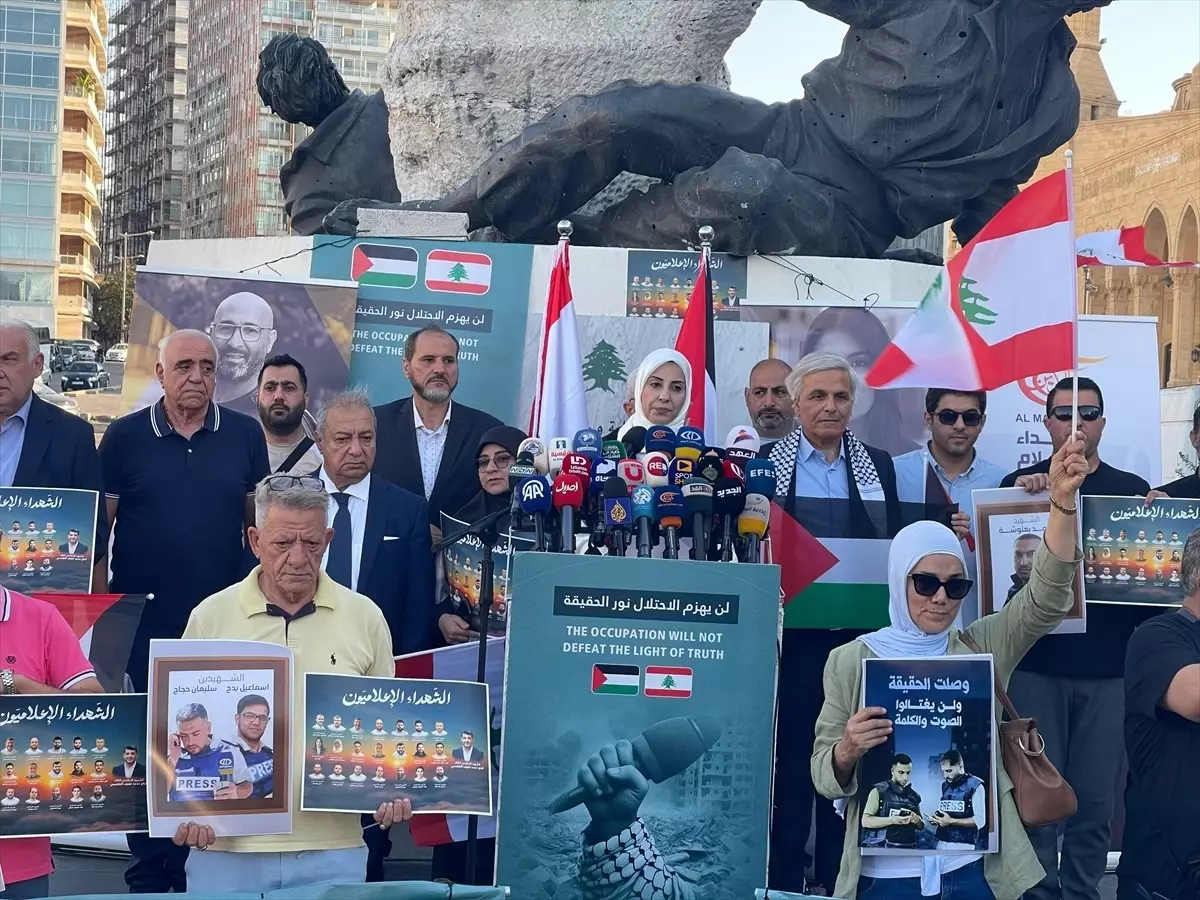 Lübnan'da Gazetecilere Destek Gösterisi