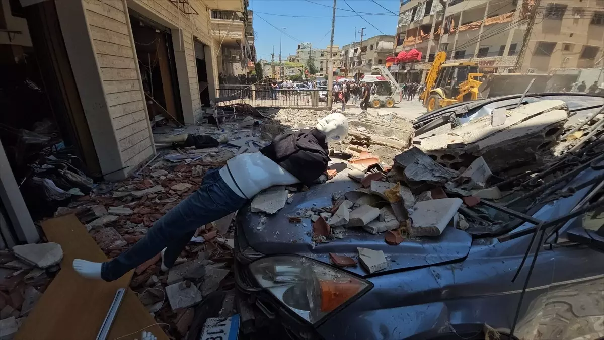 İsrail Savaş Uçakları Lübnan'a Hava Saldırısı Düzenledi: 1 Kadın Hayatını Kaybetti