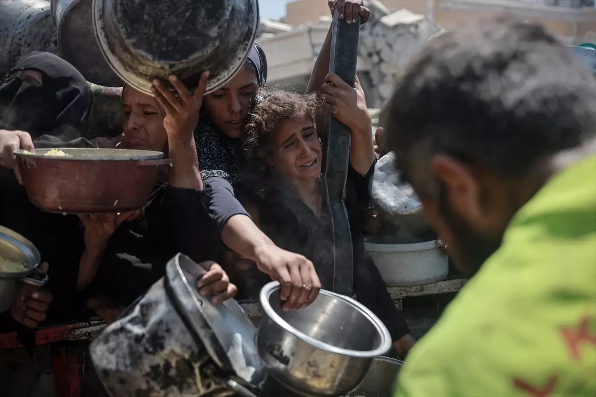 Gazze'de Filistinliler İşgal Saldırılarına Rağmen Hayatta Kalma Mücadelesi Veriyor