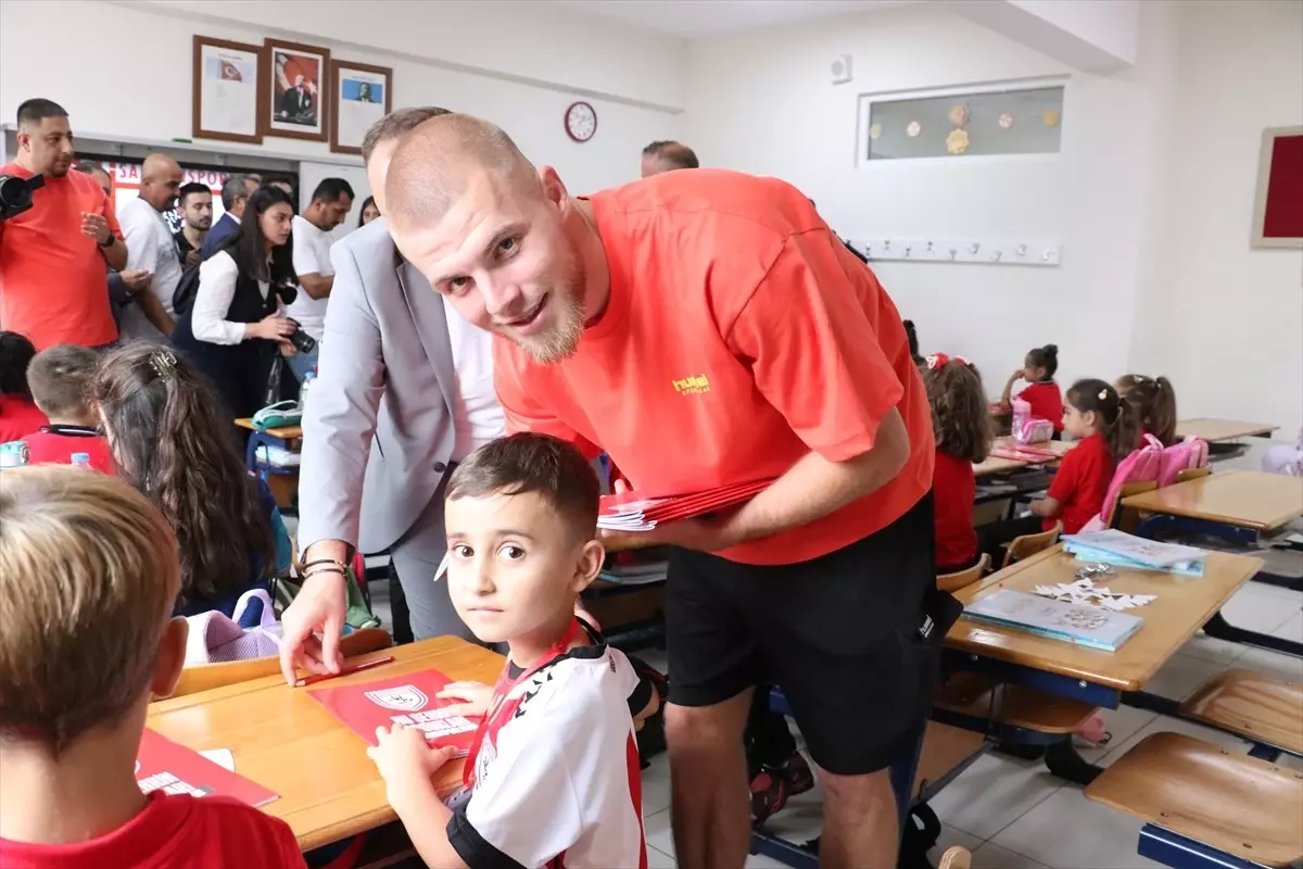 Samsunsporlu Futbolculardan Öğrencilere Anlamlı Hediye