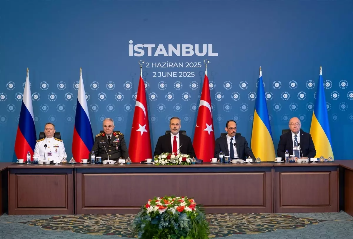 Türkiye-Rusya-Ukrayna Üçlü Toplantısı İstanbul'da Başladı