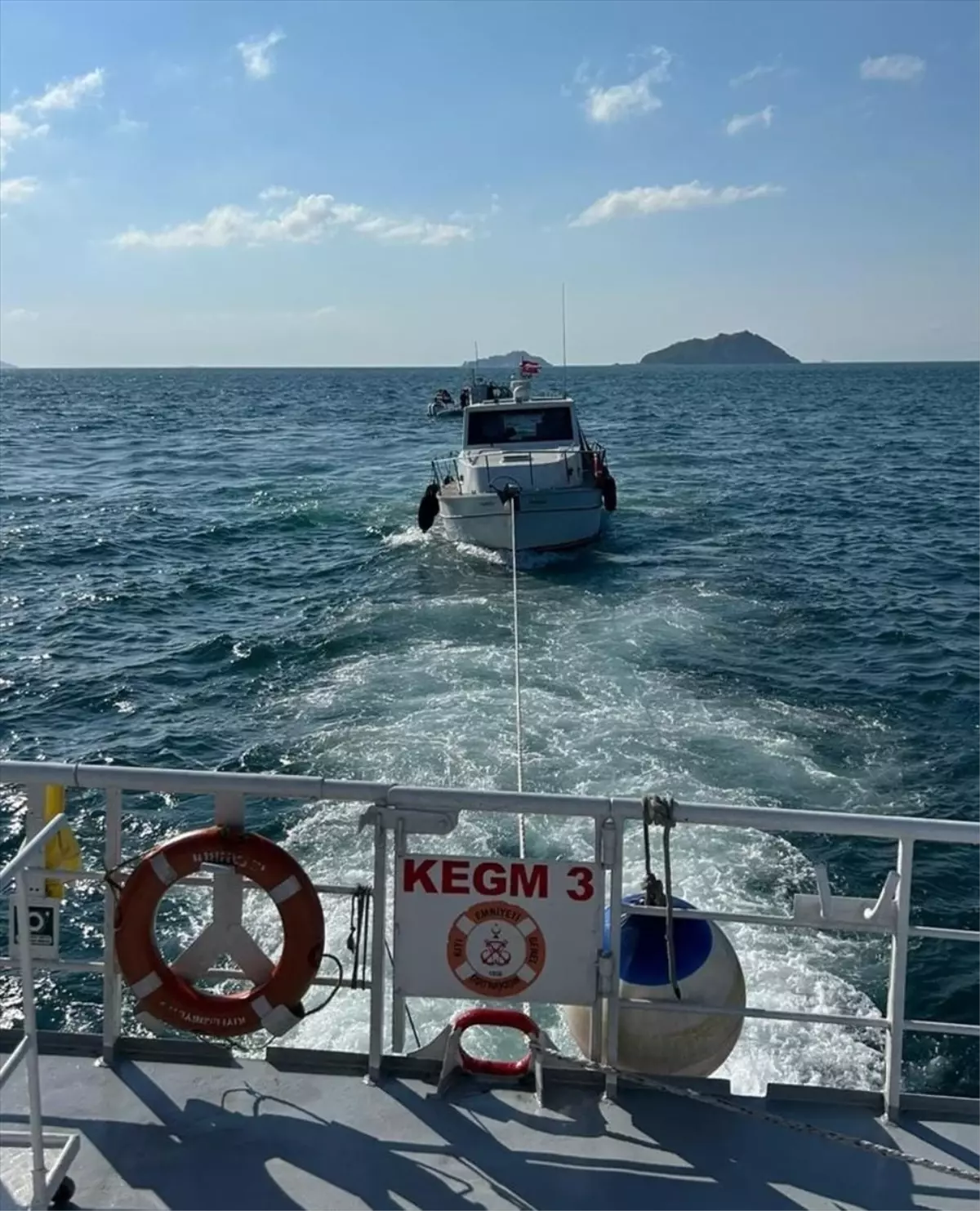 İstanbul Boğazı'nda Sürüklenen Tekne Kurtarıldı