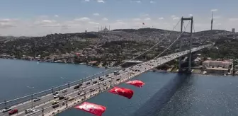 İstanbul Boğazı'ndaki köprülere Türk bayrağı asıldı