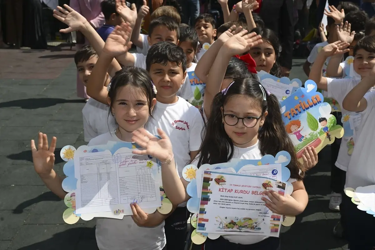İstanbul'da 2,8 Milyon Öğrenci Karnelerini Aldı ve Yaz Tatiline Girdi
