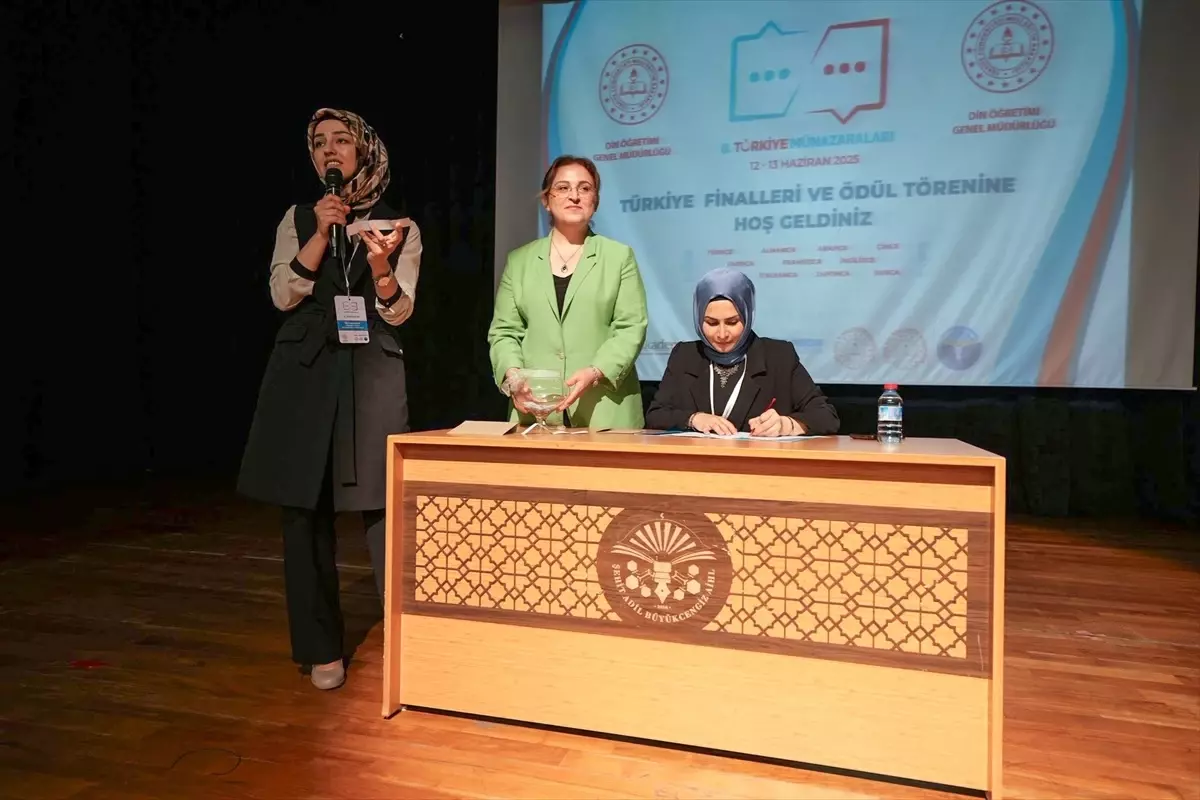 İstanbul'da '8. Türkiye Münazaraları 2025' programı başladı