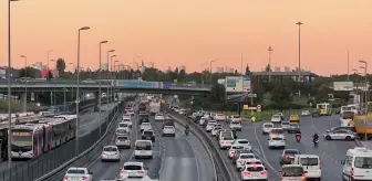 İstanbul'da akşam saatlerinde trafik yoğunluğu yaşanıyor