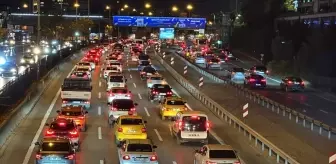 İstanbul'da akşam saatlerinde trafik yoğunluğu yaşanıyor