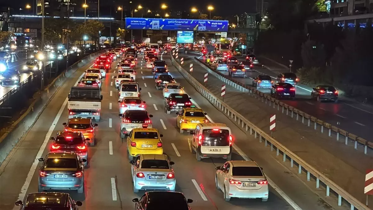 İstanbul'da Trafik Yoğunluğu Artıyor