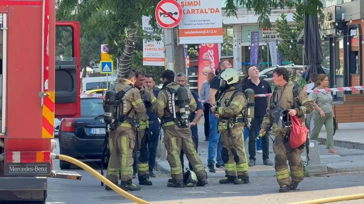 Maltepe'de Apartmanda Yangın: İtfaiye Mahsur Kalanları Kurtardı