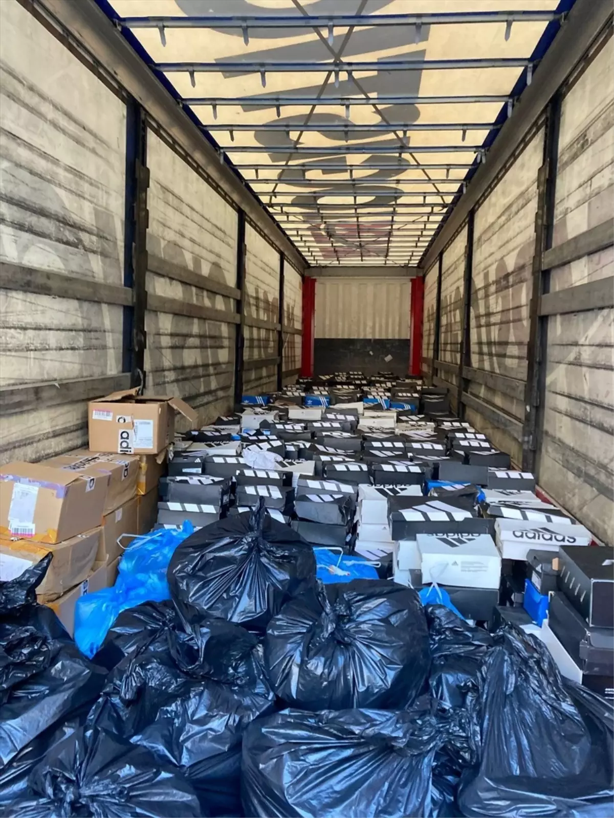 İstanbul'da Ayakkabı Yüklü Tırın Çalınma Olayında 3 Şüpheli Tutuklandı