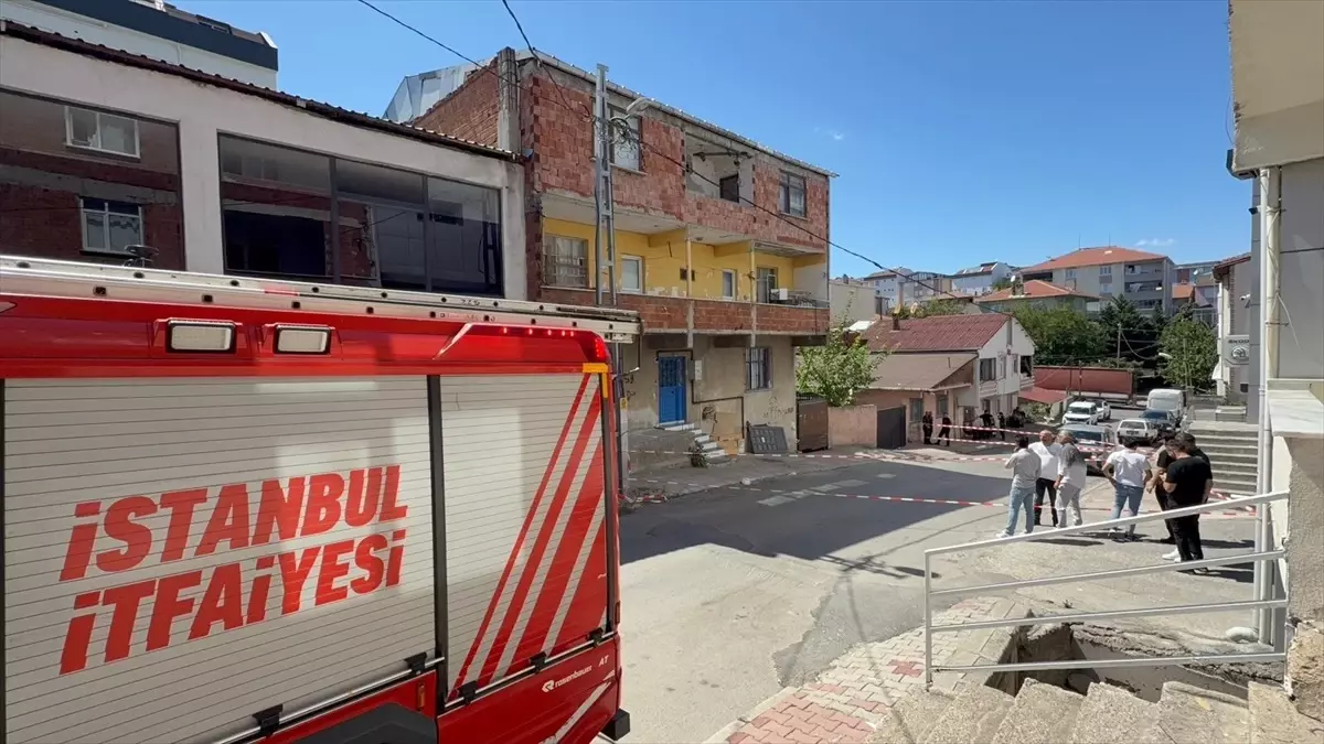 Sultanbeyli&apos;deki 3 Katlı Bina Çökme Riski Nedeniyle Boşaltıldı