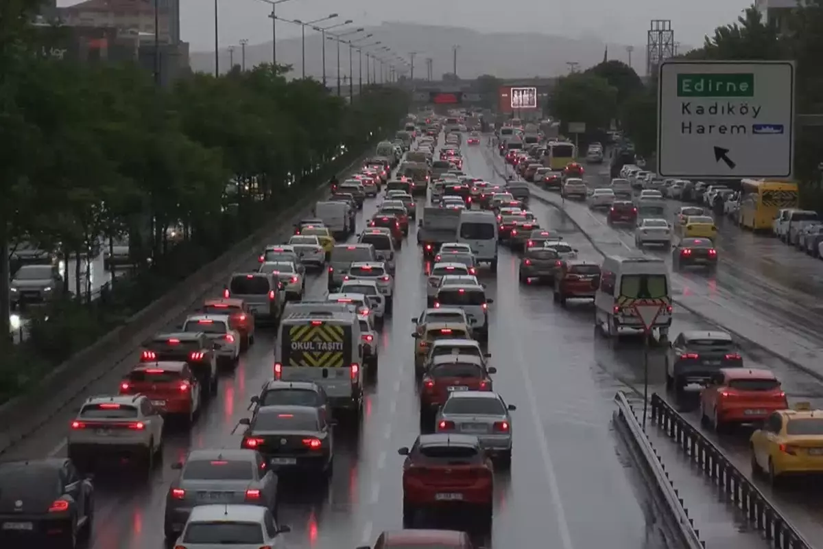 İstanbul'da trafik kilit! Yoğunluk yüzde 80'i aştı