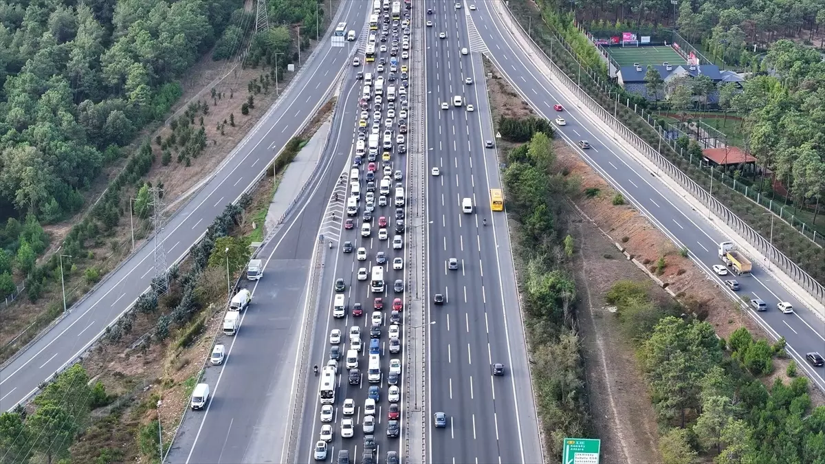 İstanbul'da Trafik Yoğunluğu Haftanın İlk Günü Başladı