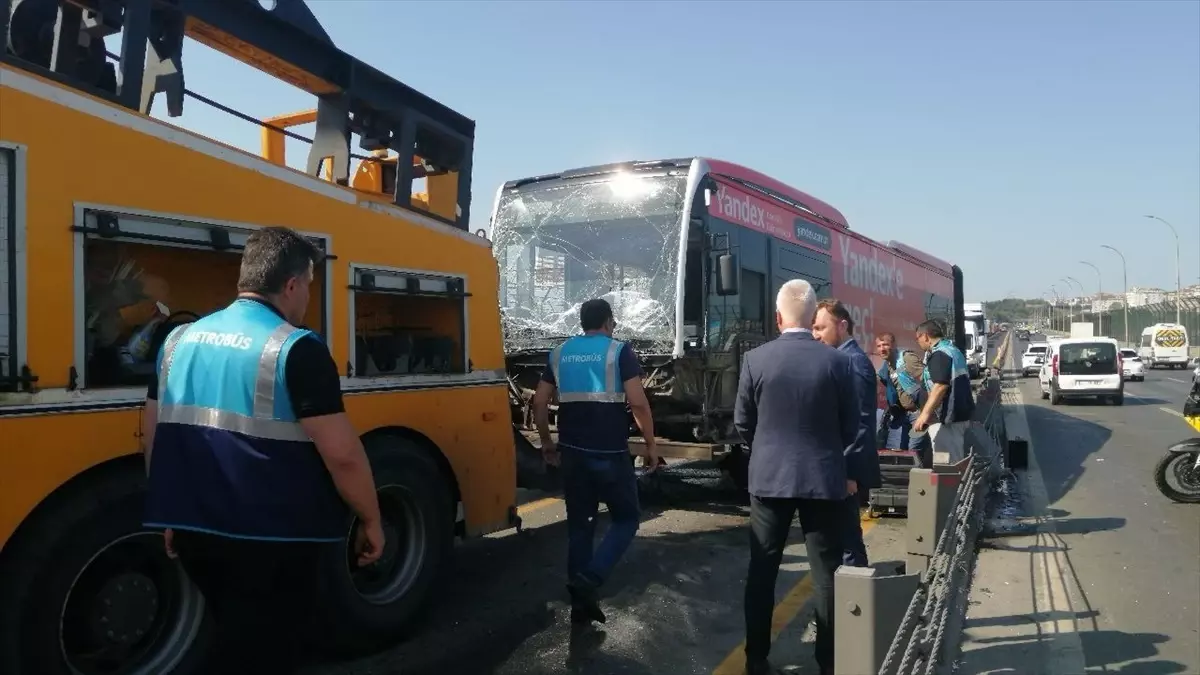 İstanbul'da Metrobüs Kazası: Bariyerlere Çarptı